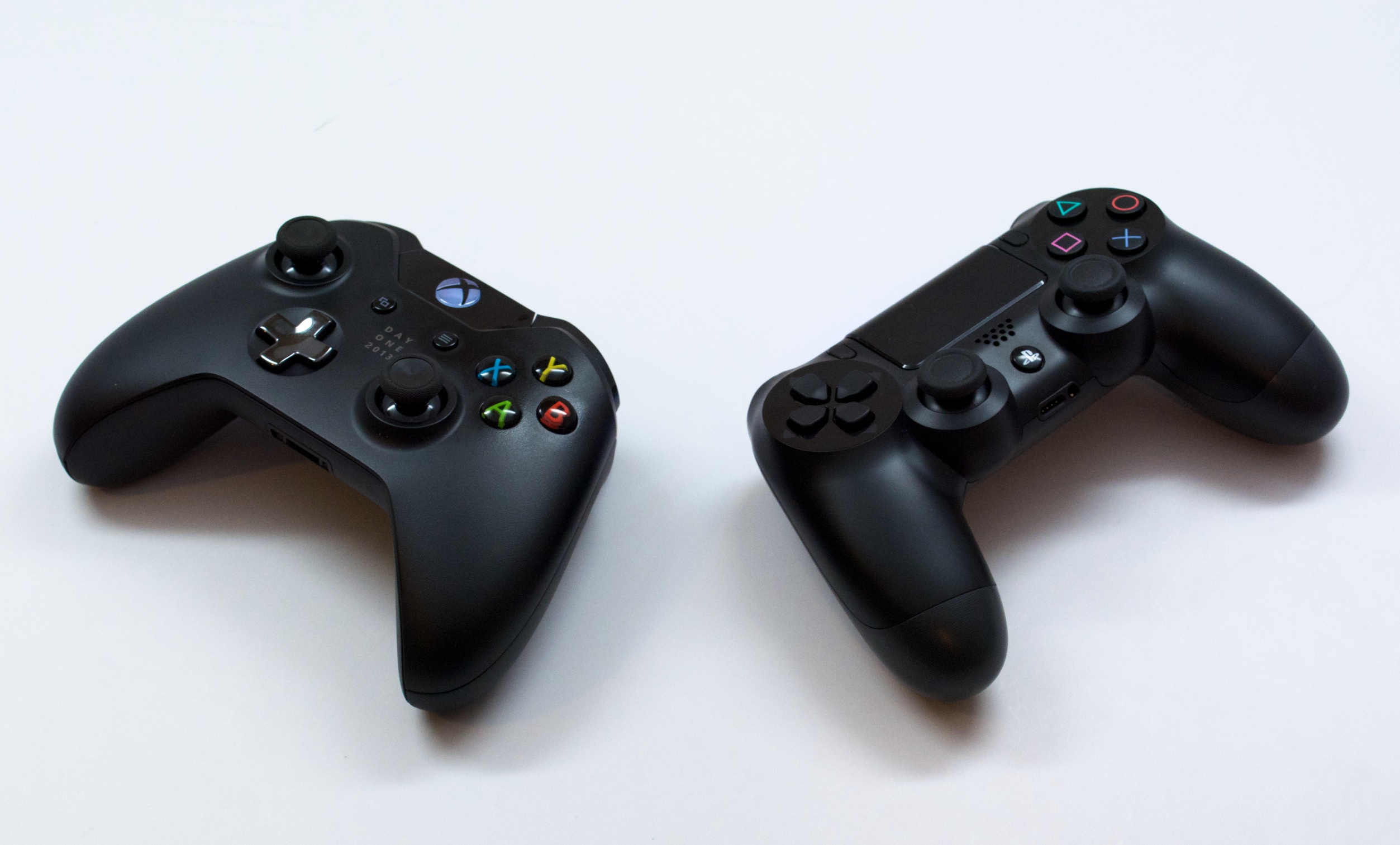 PS4-vs-Xbox-One-1